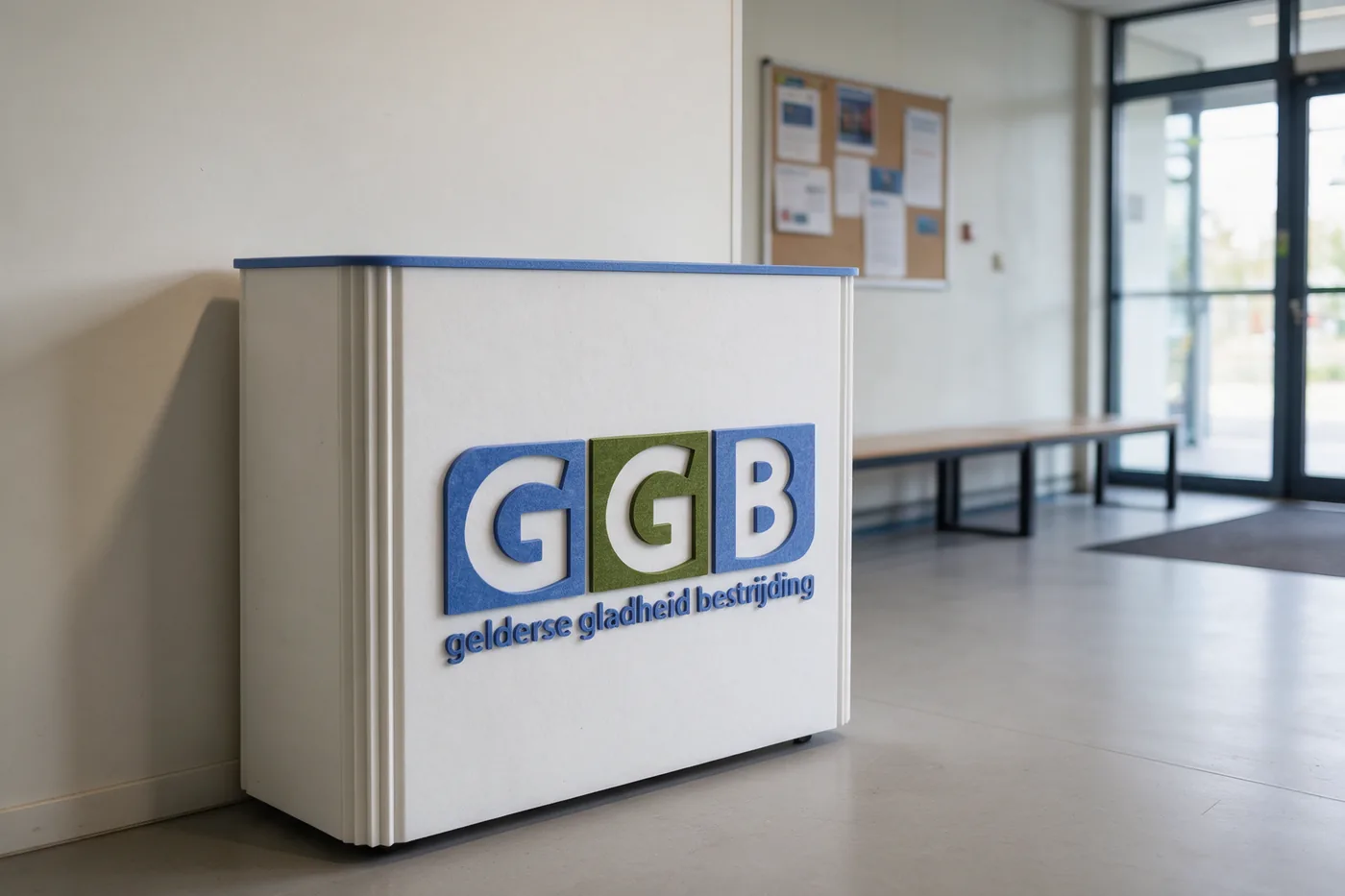 Afvalscheidingsbak van PET-vilt in een publieke binnenruimte